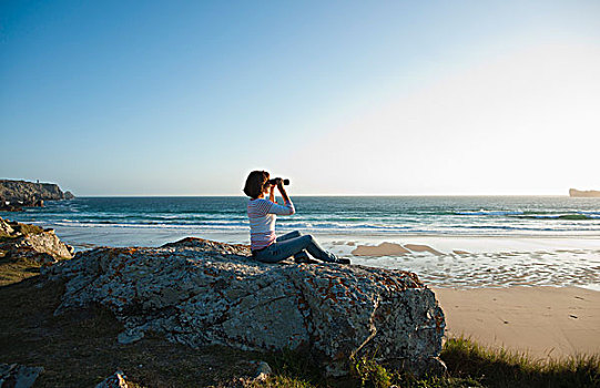 女人,远眺,双筒望远镜,海滩,半岛,菲尼斯泰尔,布列塔尼半岛,法国