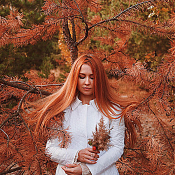 女人,长,红发,站立,秋日树林,拿着,小,枝条