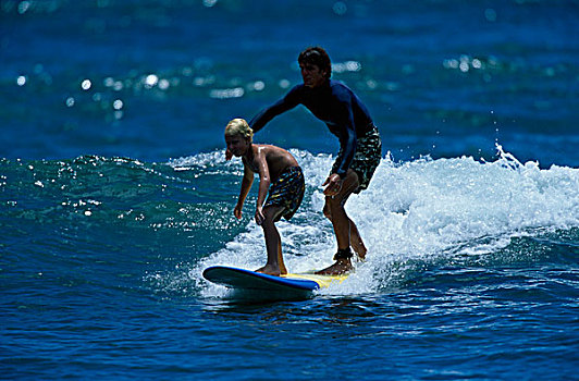 父亲,冲浪,儿子,路边,公园,毛伊岛,夏威夷,美国