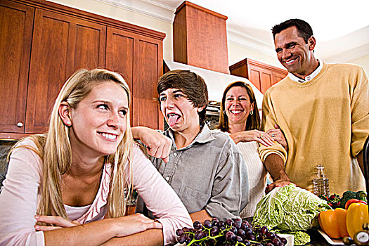 家庭,青少年,做鬼脸,厨房