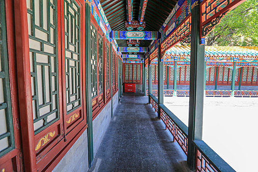北京颐和园佛香阁边上的游廊