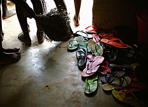 堆,彩色,人字拖鞋,脚,正面,教室,门,孩子,打扫,刷