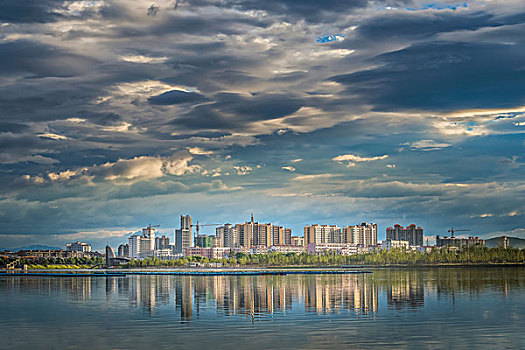 全景,建筑群,高楼,河,灯,夜景,夕阳,倒影,云霞,乌云,城市夜景,草,剪影,风光,水面,奇景