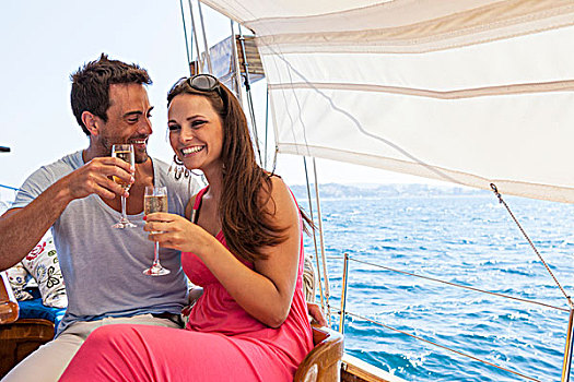 坐,夫妇,船,水上,拿着,香槟酒杯,微笑