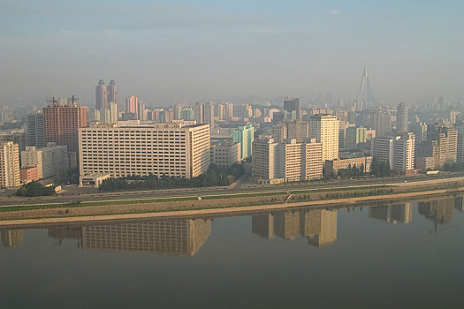 朝鲜平壤大同江边城市地平线景观
