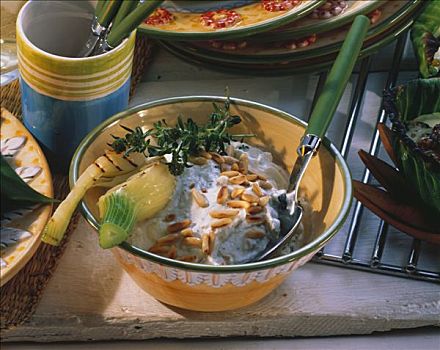 草药调味汁,松子,烤制食品,食物