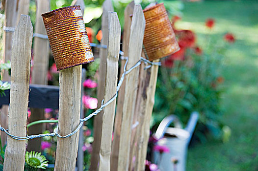 花园栅栏,生锈,锡罐