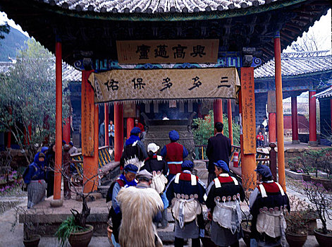 云南丽江的纳西族群众在庆祝他们传统的节日三多节