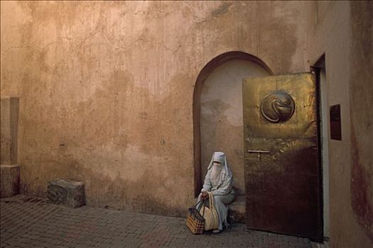 摩洛哥,玛拉喀什,麦地那,女人,拿着,包,靠近,金色,门