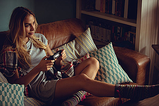 漂亮,女人,玩电玩,沙发,在家