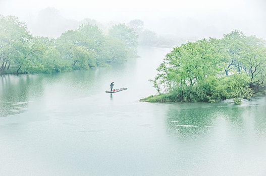 春雨朦胧润家园