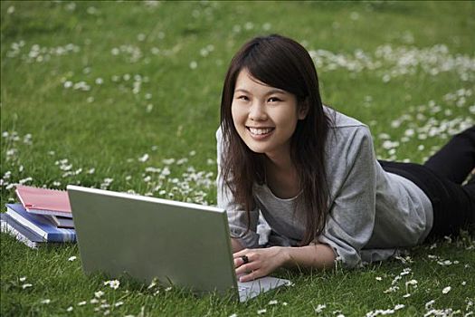 中国人,女人,卧,草地,工作,笔记本电脑