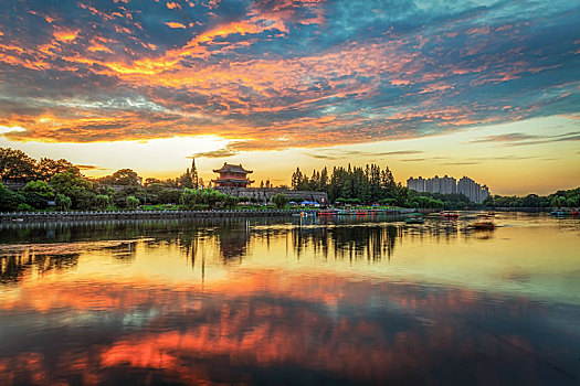 夕阳下的荆州古城风景区很美丽