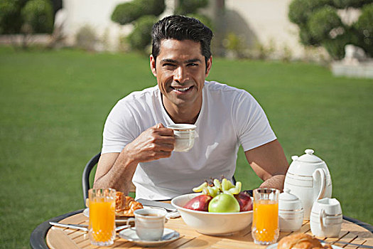 印度,男人,白色,t恤,吃早餐,花园