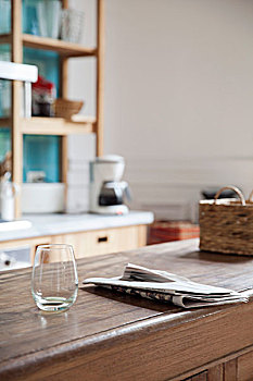 空,葡萄酒杯,报纸,左边,厨房操作台