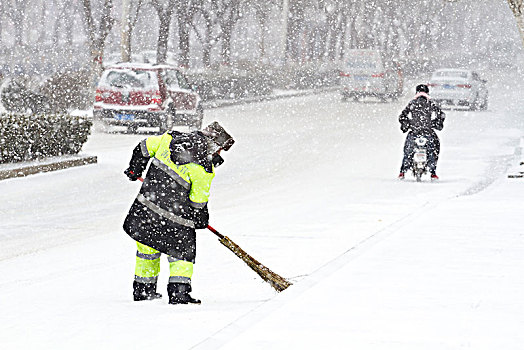 下雪,大雪,路滑,危险,困难,环卫工人,扫雪,劳动