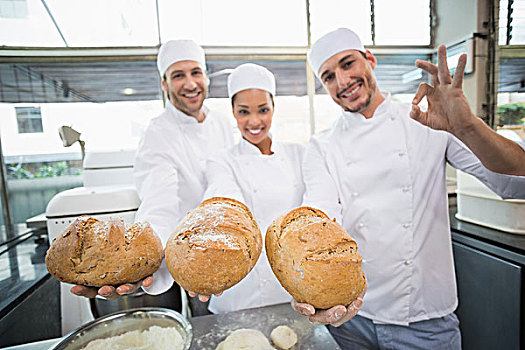 团队,做糕点,看镜头,微笑,拿着,面包