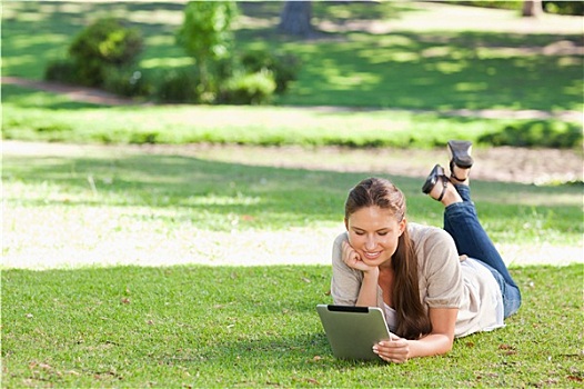 女人,卧,草坪,平板电脑