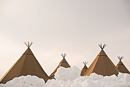 圆锥形帐篷,雪中
