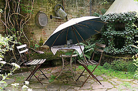 老,花园桌,椅子,伞,天然石,平台,后面,院落