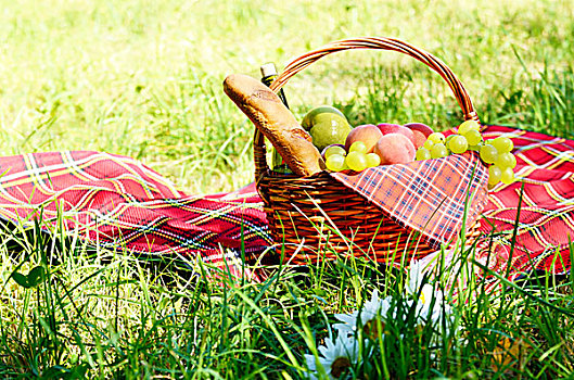 野餐篮,红色,餐巾,水果,面包,葡萄酒