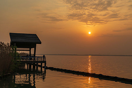 苏州阳澄湖半岛边上的夕阳风光