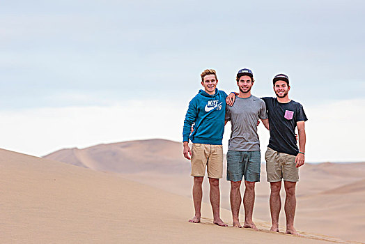 三个,男青年,沙滩,沙丘,纳米布沙漠,纳米比亚,非洲