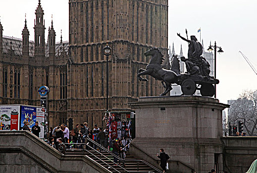 英国伦敦威斯敏斯特桥桥头堡雕塑,议会大厦和威斯敏斯特教堂