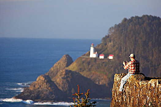 俄勒冈,美国,一个,男人,坐,悬崖,拍照,赫西塔角灯塔,海岸,太平洋,海洋