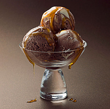 三个,舀具,巧克力冰淇淋,糖浆,玻璃碗