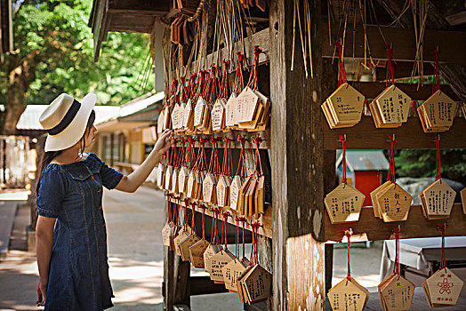 美女,戴着,蓝色,衣服,看,木质,占卜,铭牌,日本神道,神祠,福冈,日本