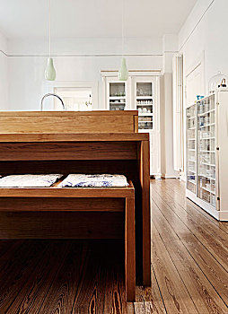 木桌子,长椅,宽敞,厨房,传统,柜子,现代,木地板