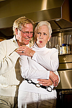 老年,夫妻,搂抱,厨房