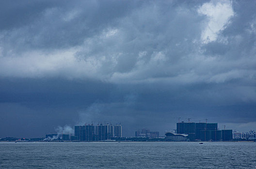 港口,海岸,岸边,海边,沿岸,阴天,白天,乌云,雷云,多云,云,天气,气象,预警,停泊,停留,通行,目的地,旅行,休闲,旅游,水,水岸,滨水地区,水系,海滨,城市,天际