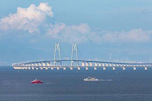 中国珠海伶仃洋上的港珠澳跨海大桥