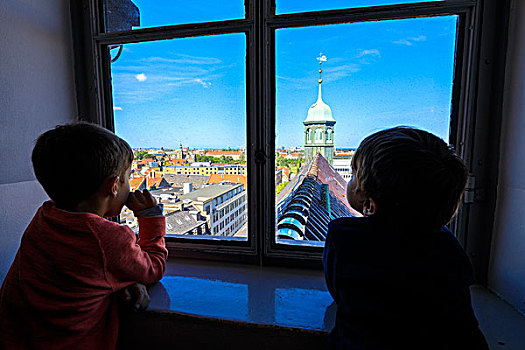两个,孩子,看,教堂,窗,室内,圆塔,哥本哈根,丹麦