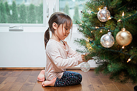 幼儿,女孩,装饰,圣诞树