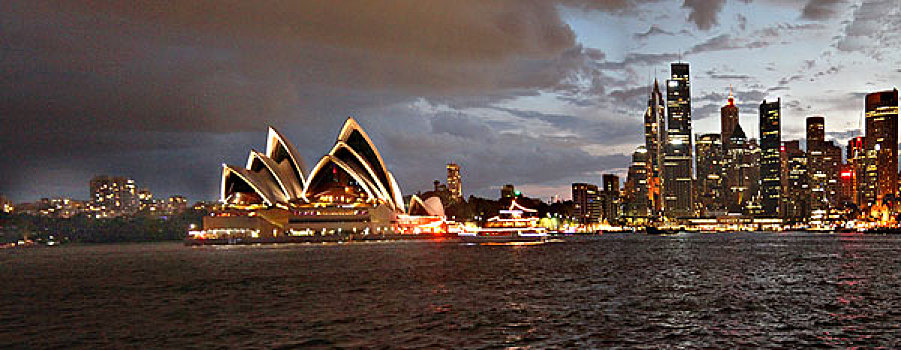 澳大利亚地标建筑悉尼世界遗产海港大桥和帆船歌剧院的黄昏壮观宽幕夜景