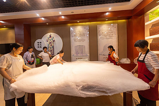 中国广西蒙山县丝绸企业制作蚕丝棉被