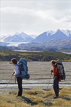 两个,女青年,背包族,远足者,冰河,大,溪流,山峦,路线,克卢恩国家公园,育空地区,加拿大,北美