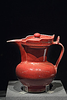明代,宣德,鲜红釉僧帽壶,故宫博物院藏