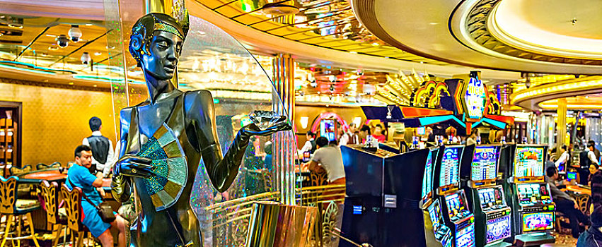 游轮赌场中的雕塑与老虎机