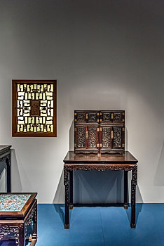 上海博物馆的清代紫檀木雕云龙纹小四件柜