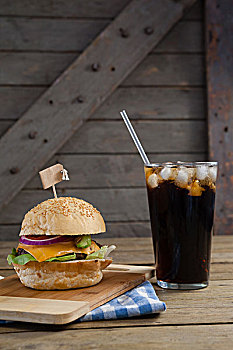 汉堡包,冷饮,桌上,木质背景