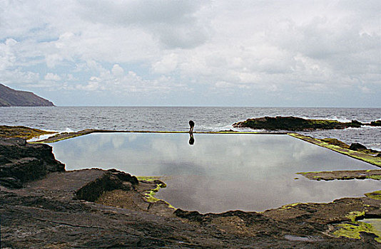 男人,看,反射,水,自然,水池,海洋,远景,加纳利群岛,西班牙,2002年