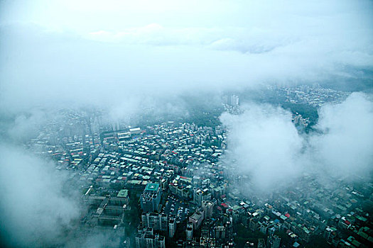 台湾台北市113大厦上眺望云雾中的台北市景