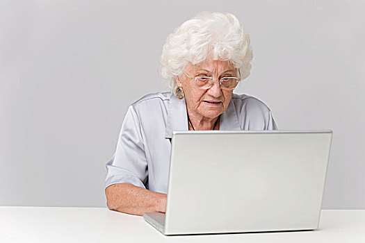 老人,女人,笔记本电脑