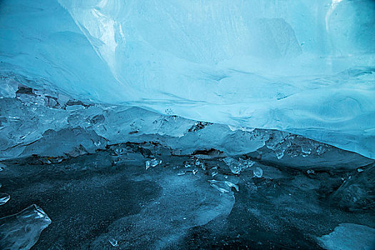 冬日贝加尔湖的蓝冰
