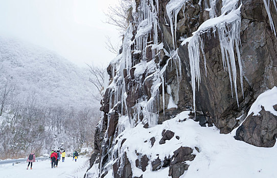 冰雪山崖路