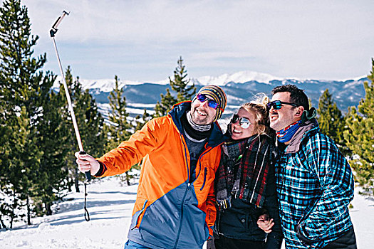 三个人,两个男人,美女,滑雪装备,姿势,一个,拿着,棍